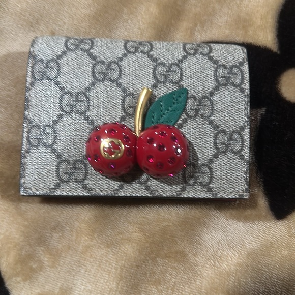 Gucci cherry elegant wallet like new..with box one light crease on the inside - Picture 8 of 14